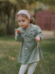 SHEIN Rochie tricotată pentru fetițe, dulci, de modă, cu decolteu rotund, cu mânecă lungă, cu manșete cu volan pentru o perspectivă elegantă, detaliu brodat pentru un stil drăguț, potrivit pentru purtarea zilnică - Verde - Vizualizare 1