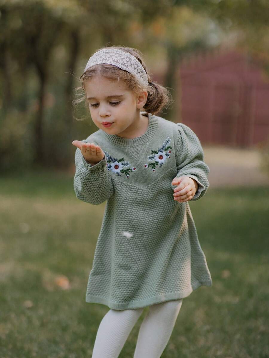 SHEIN Rochie tricotată pentru fetițe, dulci, de modă, cu decolteu rotund, cu mânecă lungă, cu manșete cu volan pentru o perspectivă elegantă, detaliu brodat pentru un stil drăguț, potrivit pentru purtarea zilnică - Verde - Vizualizare 1