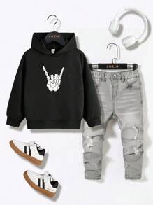 SHEIN Conjunto de 2 piezas para niños pequeños: Sudadera con capucha negra con gráfico de mano de esqueleto blanca y vaqueros grises skinny de mezclilla desgastados y rasgados, outfit de ropa de otoño/invierno para niños pequeños