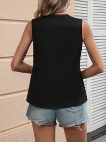 EMERY ROSE 雙色缺口領不對稱下擺無袖襯衫 - 黑與白 - 查看 2