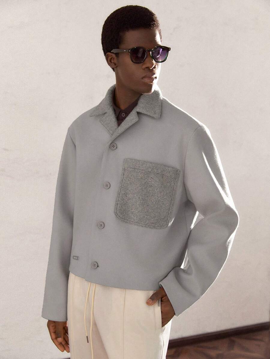 AKNOTIC Business Casual Chaqueta corta de hombre de manga larga con botones al frente, bolsillo, bloque de color y parches, hombros caídos y cuello, en color gris, con accesorio metálico de letra, una chaqueta ligera adecuada para otoño, uso diario, regalos para amigos, esposo o novio - Gris - Ver 1