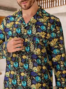 Manfinity ChillVibe Conjunto de pijama de hombre con top de cuello de solapa de una hilera y pantalones con estampado de plantas - Verde Oscuro - Ver 5