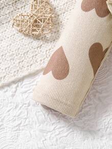 SHEIN 可爱少女针织两件套，心形图案设计。这款柔软舒适的服装采用温暖的米色，饰有心形细节，增添舒适可爱的外观。褶皱肩部设计增添时尚气息。这款套装采用舒适的针织面料制成，非常适合女孩秋冬季穿着，无论居家还是户外，都能展现她们甜美可爱的风格。 - 杏色 - 查看 3