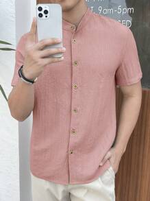 SHEIN X ELOISA & ORSON Manfinity VCAY Camisa casual de manga corta con cuello mao de unicolor tejida para hombres en color rosa