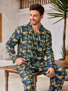 Manfinity ChillVibe Conjunto de pijama de hombre con top de cuello de solapa de una hilera y pantalones con estampado de plantas - Verde Oscuro - Ver 6