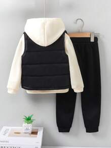 SHEIN Genkimix Kids 3 件套年轻男孩时尚休闲保暖套装：加厚无袖背心、美式字母连帽运动衫、运动休闲运动裤，秋冬 - 黑色 - 查看 2