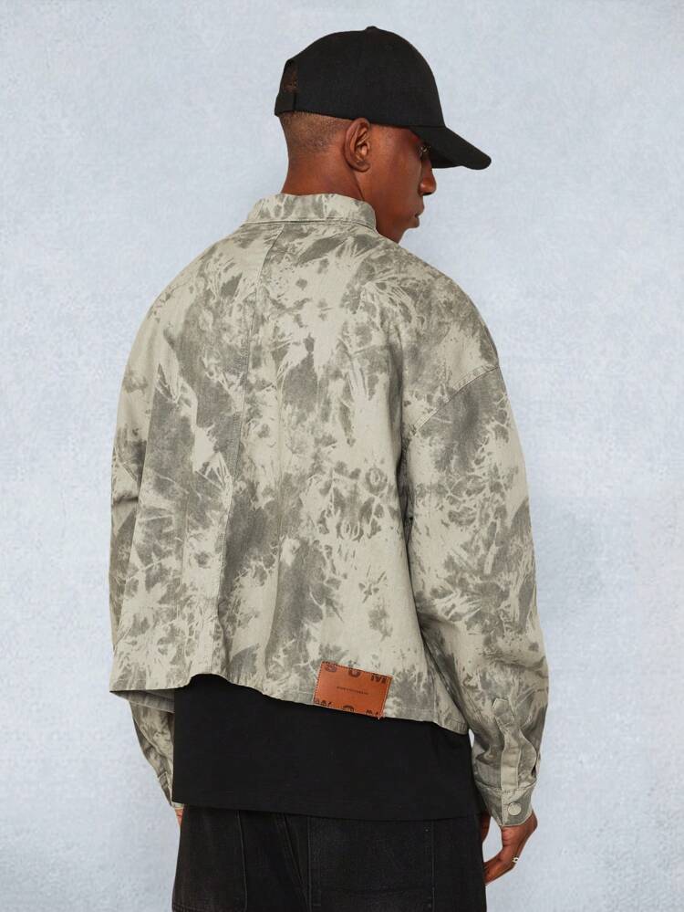 Jaqueta Denim tie-dye com botões e bolsos contrastantes