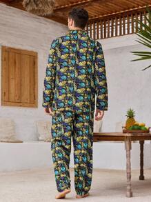 Manfinity ChillVibe Conjunto de pijama de hombre con top de cuello de solapa de una hilera y pantalones con estampado de plantas - Verde Oscuro - Ver 2