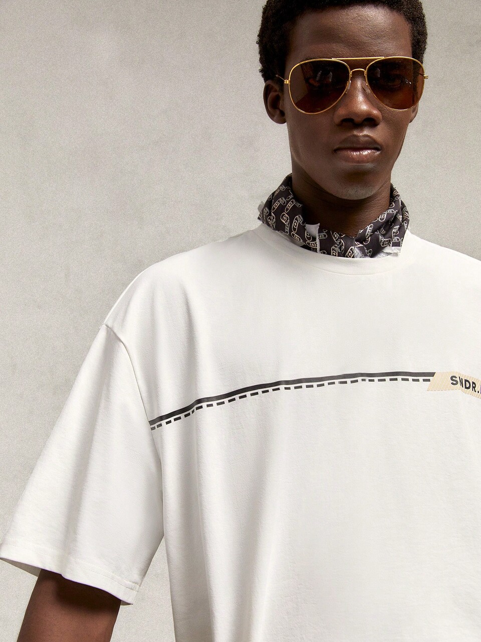 Men's Loose Letter Print Short Sleeve Crew Neck White T-Shirt, Suitable For Casual Wear, Decorated With Leather Label
