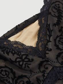 SHEIN MOD 大码黑色花卉提花植绒网眼撞色蕾丝吊带背心 - 黑色 - 查看 3