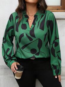 SHEIN Clasi Plus Size willekeurig bedrukt overhemd met inkeping in de kraag