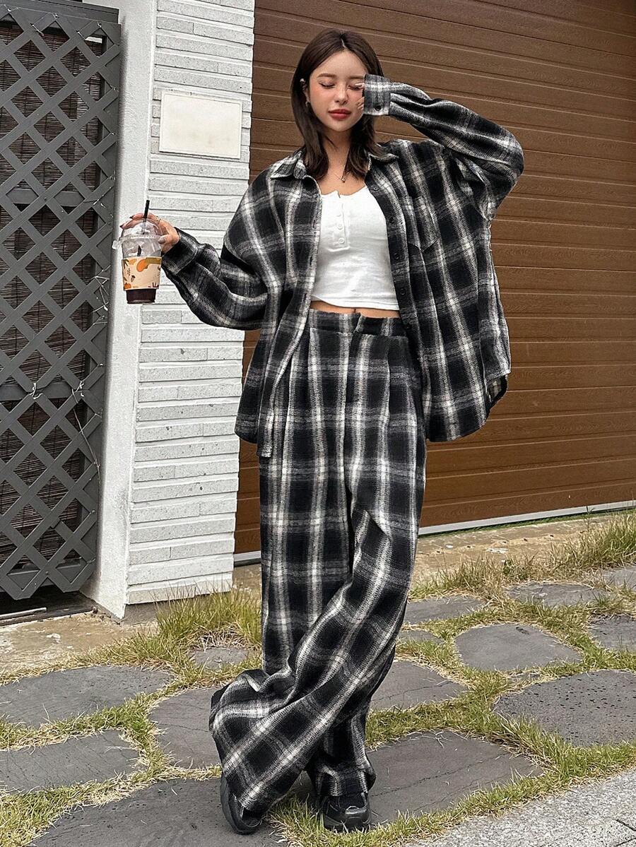 DAZY Bộ đồ thường ngày 2 món cho nữ - Áo dài tay kẻ caro cài nút phía trước và quần dài - Đen và trắng - Xem 1