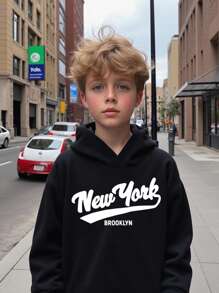 SHEIN 男童休闲简约经典酷炫“纽约布鲁克林”图案印花宽松加厚卫衣，适合秋冬季穿着 - 黑色 - 查看 1