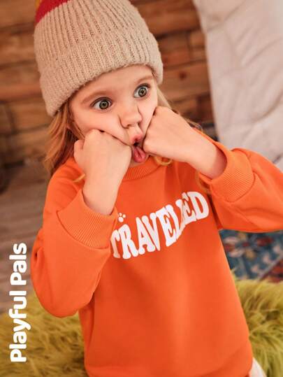 SHEIN Set de 2 piezas para niñas jóvenes: Top informal alegre y naranja brillante + Pantalones con diseño de huellas de gato y estampado digital, creando una atmósfera relajada y enérgica, adecuado para escenas de fiesta y juego en primavera y otoño