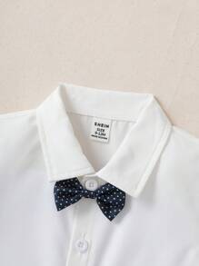 SHEIN 3 piezas Conjunto formal para niños pequeños: chaqueta tipo blazer, camisa de manga corta con corbata de moño y pantalones cortos, casual y lindo - Azul - Ver 4