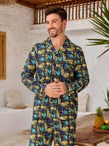 Manfinity ChillVibe Conjunto de pijama de hombre con top de cuello de solapa de una hilera y pantalones con estampado de plantas - Verde Oscuro - Ver 4