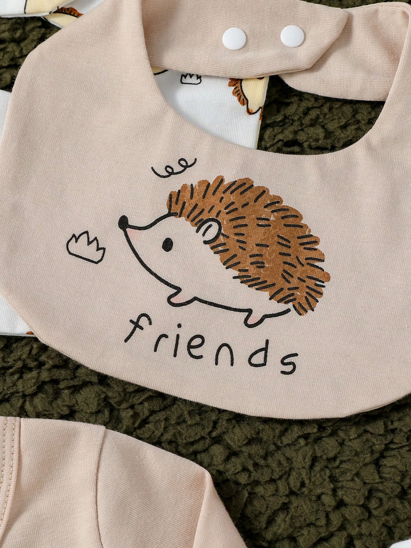 طقم هدايا متعدد القطع للطفل الصبي بأسلوب بسيط وجمي...