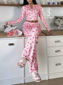 SweetSlumber Conjunto de pijama de top de manga larga con escote en V y pantalones con estampado de cerezas para mujer
