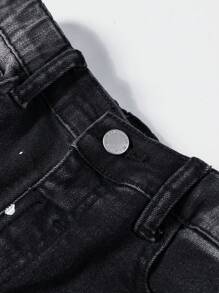 SHEIN 年轻男孩街头酷炫破洞撞色拼布修身黑色牛仔裤，适合日常穿着