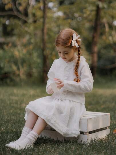 SHEIN 女孩白色蕾丝上衣和中长裙套装，优雅的荷叶边饰边设计，适合正式场合和特殊活动。白色色调展现出优雅高贵的优雅，适合秋冬季节