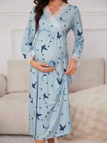 Camisón de maternidad de manga murciélago con estampado de estrellas, luna y mariposa, cuello en V con encaje de contraste cruzado, vestido de pijama de manga larga