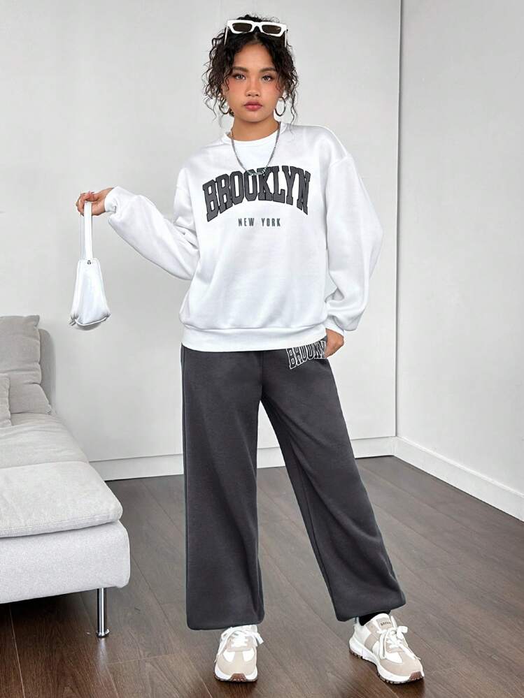 SHEIN Leap Crew 少女针织字母印花图案圆领运动衫和斜口袋运动裤两件套休闲/运动装 - 灰色 - 查看 7