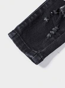 SHEIN 年轻男孩街头酷炫破洞撞色拼布修身黑色牛仔裤，适合日常穿着