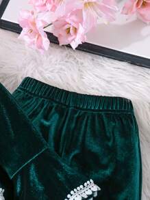 SHEIN Áo cánh tay loe nhung thanh lịch kiểu đô thị cho bé gái, có nơ và viền ren, quần ống loe, phù hợp mặc vào mùa thu/đông, mang đến vẻ ngoài thanh lịch cho bé gái - Màu xanh lá cây đậm - Xem 5