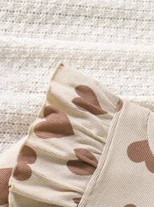 SHEIN 可爱少女针织两件套，心形图案设计。这款柔软舒适的服装采用温暖的米色，饰有心形细节，增添舒适可爱的外观。褶皱肩部设计增添时尚气息。这款套装采用舒适的针织面料制成，非常适合女孩秋冬季穿着，无论居家还是户外，都能展现她们甜美可爱的风格。 - 杏色 - 查看 4