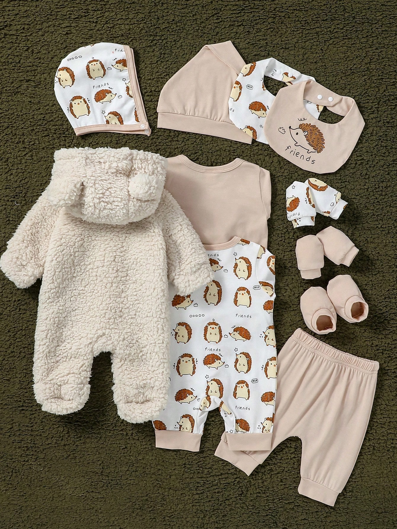 طقم هدايا متعدد القطع للطفل الصبي بأسلوب بسيط وجمي...