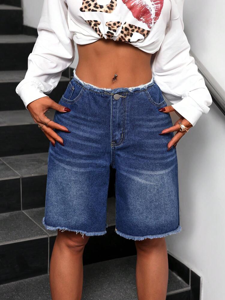 SHEIN ICON 休闲牛仔短裤，带纽扣前袋和毛边下摆 - 深色水洗藍 - 查看 5