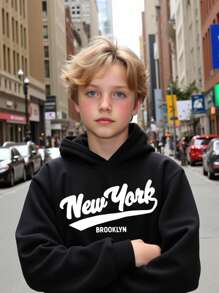 SHEIN 男童休闲简约经典酷炫“纽约布鲁克林”图案印花宽松加厚卫衣，适合秋冬季穿着 - 黑色 - 查看 2