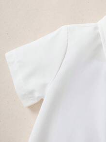 SHEIN 3 piezas Conjunto formal para niños pequeños: chaqueta tipo blazer, camisa de manga corta con corbata de moño y pantalones cortos, casual y lindo - Azul - Ver 7