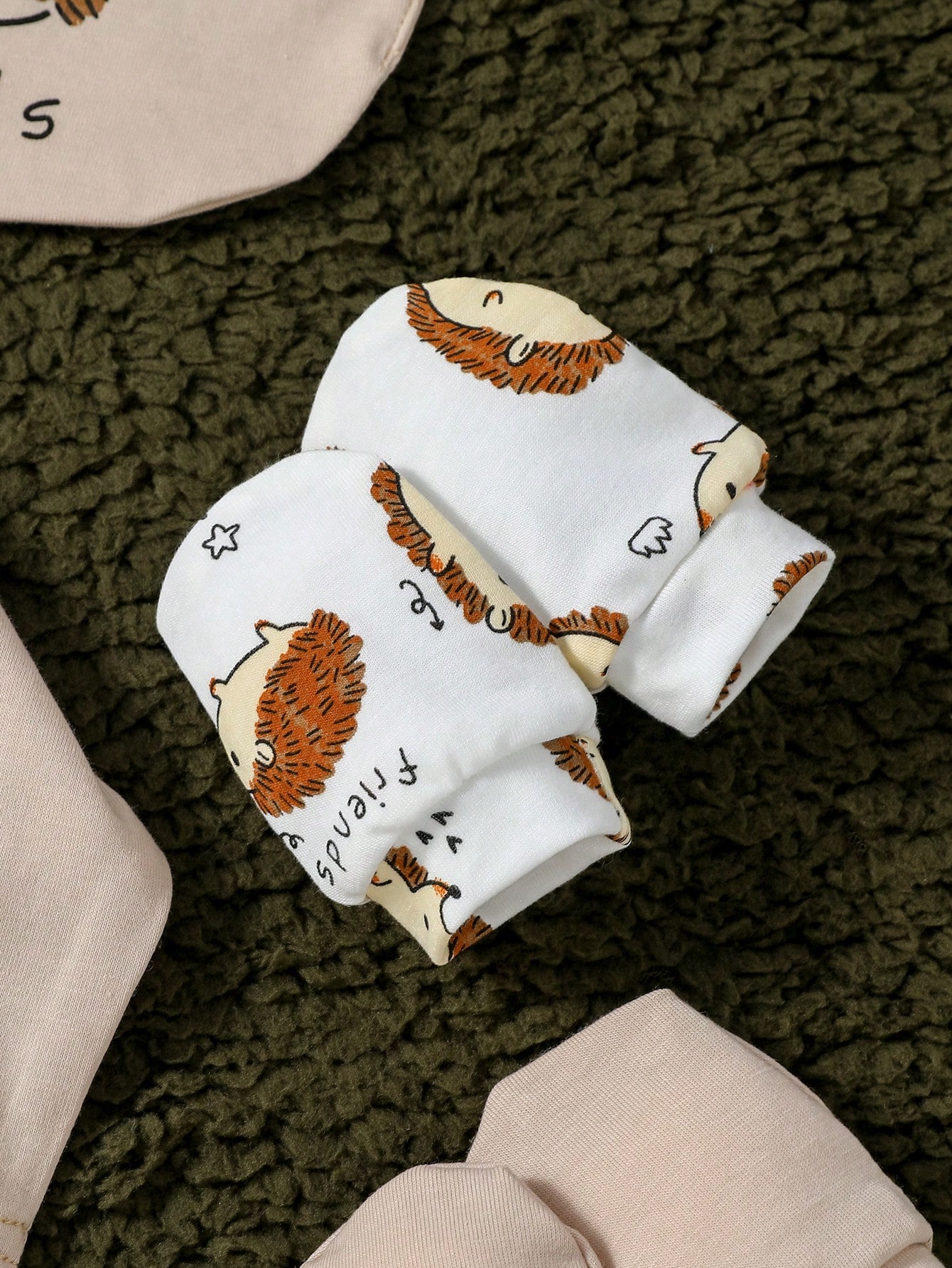 طقم هدايا متعدد القطع للطفل الصبي بأسلوب بسيط وجمي...