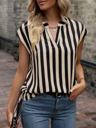 EMERY ROSE Blusa de manga corta con cuello en V entallado y estampado de rayas para uso en la oficina de manera elegante