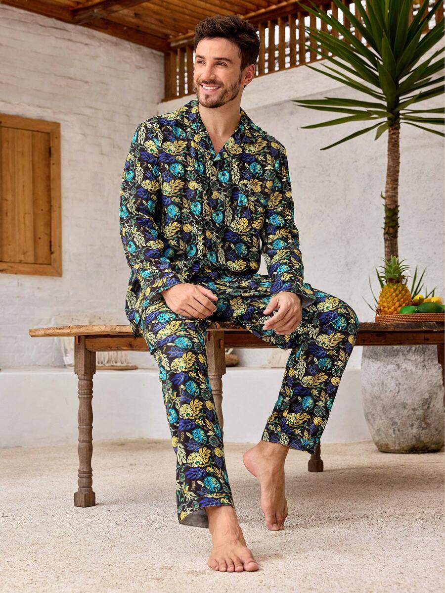 Manfinity ChillVibe Conjunto de pijama de hombre con top de cuello de solapa de una hilera y pantalones con estampado de plantas - Verde Oscuro - Ver 1