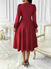 Lunelith SHEIN Lunessa 优雅时尚百搭 V 领灯笼袖褶饰链条装饰喇叭高低连衣裙，红色女士新年服装长款女装 - 紅色 - 查看 2