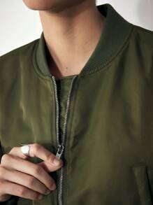 Maija 女士秋冬保暖军绿色前拉链后刺绣夹克，短款外套 - 軍綠色 - 查看 4