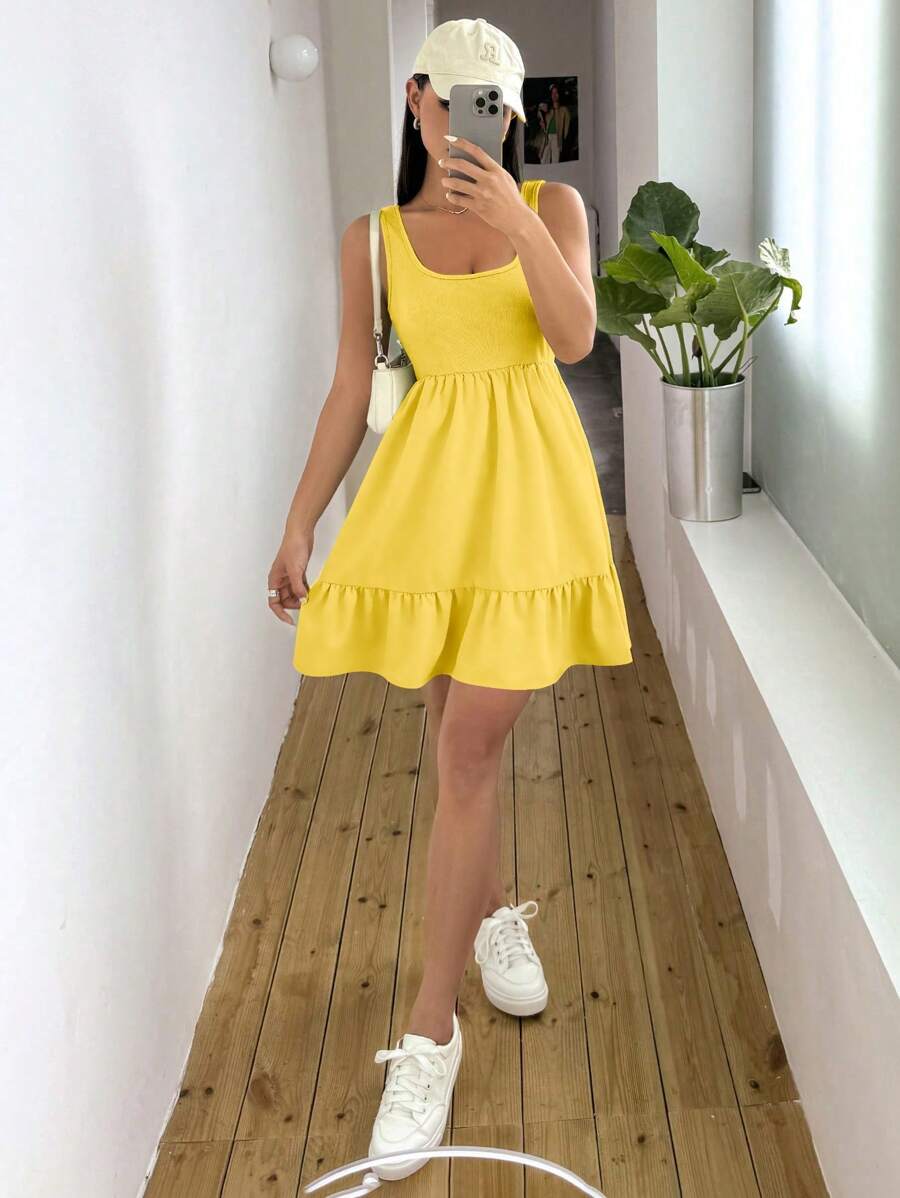 SHEIN Unity Vestido corto sin mangas con cuello cuadrado a base de patchwork acanalado y dobladillo con volantes para mujer - Amarillo - Ver 1