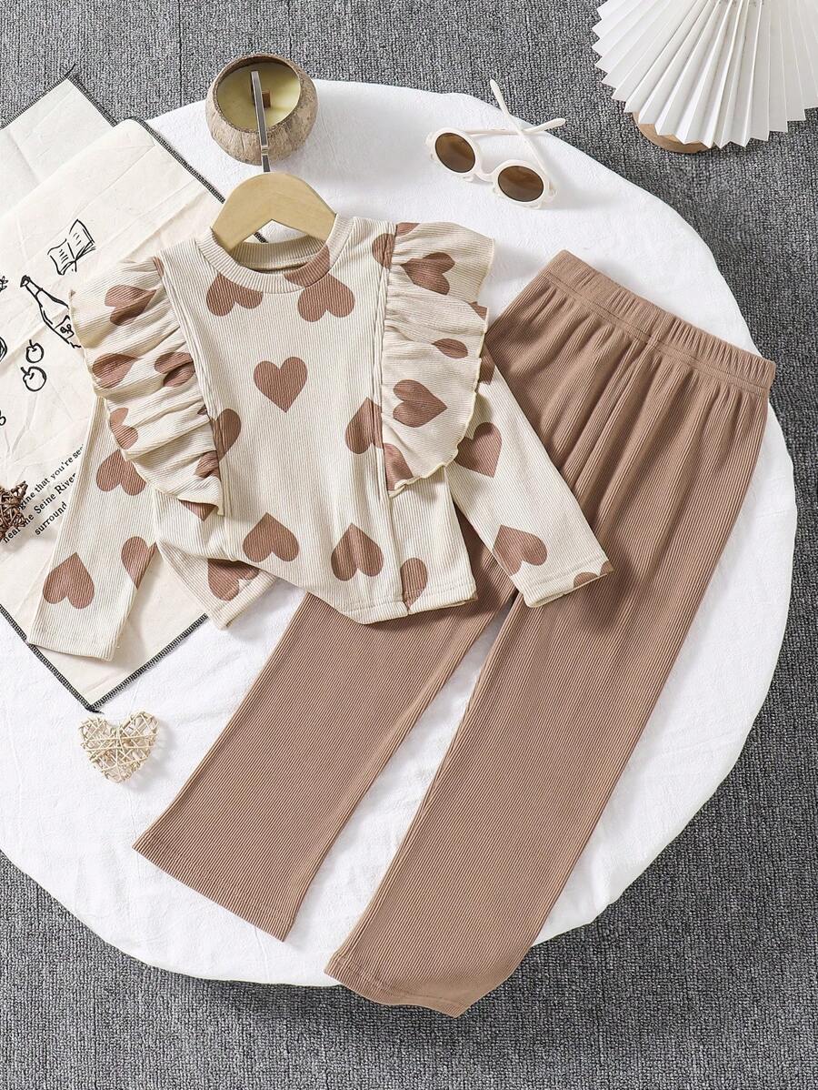 SHEIN 可爱少女针织两件套，心形图案设计。这款柔软舒适的服装采用温暖的米色，饰有心形细节，增添舒适可爱的外观。褶皱肩部设计增添时尚气息。这款套装采用舒适的针织面料制成，非常适合女孩秋冬季穿着，无论居家还是户外，都能展现她们甜美可爱的风格。 - 杏色 - 查看 1