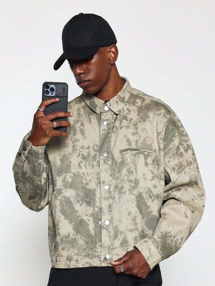 Jaqueta Denim tie-dye com botões e bolsos contrastantes