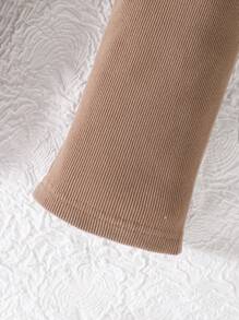 SHEIN 可爱少女针织两件套，心形图案设计。这款柔软舒适的服装采用温暖的米色，饰有心形细节，增添舒适可爱的外观。褶皱肩部设计增添时尚气息。这款套装采用舒适的针织面料制成，非常适合女孩秋冬季穿着，无论居家还是户外，都能展现她们甜美可爱的风格。 - 杏色 - 查看 7