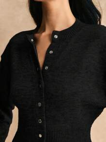 Poéselle 短款修身前扣纯色长袖简约休闲针织开衫、毛衣、短款女式毛衣、女式毛衣、针织毛衣、冬季女装、秋季女装、FW24 - 黑色 - 查看 2