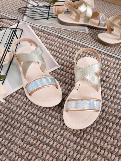 زوج من الصنادل الصيفية الجديدة للفتيات، مسطحة وعصرية مزينة بحزام مرن مقاطع متعرجة