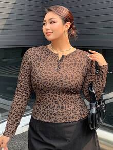 Dazy Petite Plus Áo thun bó cổ hở nửa in họa tiết da báo tay dài cài nút phía trước cỡ lớn - màu nâu - Xem 3