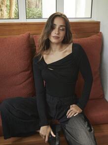 Poéselle Women's Solid Color Asymmetric Neck Long Sleeve Fitted T-Shirt, Fall Winter Clothes, Bottoming Top, Asymmetric Ruched Black Tee, Effortless Chic Essential, Causal Elegant Wear, FW24