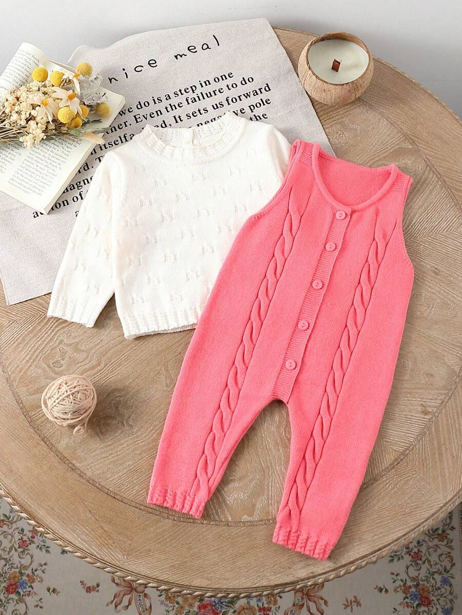 SHEIN Set de 2 piezas de suéter de cuello redondo y mono para bebé niña, de material suave y cómodo, en tono rosa claro con un estilo pastoril dulce. Diseño con volantes y dobladillo de contraste en blanco. Adecuado para la delicada piel de los niños, mantiene al bebé cálido y acogedor. Versátil, excelente para reuniones familiares, salidas, vacaciones y talla grande.