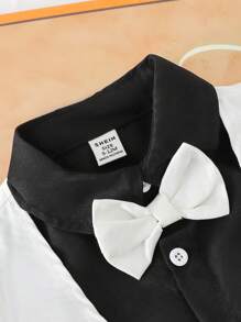 Souflis Souflis 男婴套装。三件套男婴服装设计，包括黑色衬衫、连体衣、蝴蝶结、柔软衬里的白色背心和白色松紧腰长裤，穿着舒适，完美贴合。 - 彩色 - 查看 4