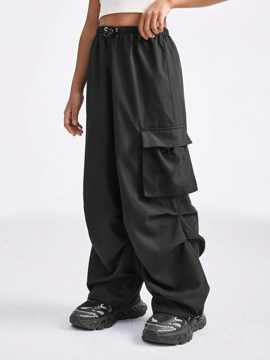 SHEIN Tween 女童休闲街头风格纯色抽绳腰部翻盖口袋宽松工装裤 - 黑色 - 查看 1