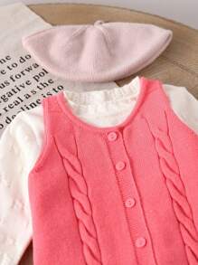SHEIN Set de 2 piezas de suéter de cuello redondo y mono para bebé niña, de material suave y cómodo, en tono rosa claro con un estilo pastoril dulce. Diseño con volantes y dobladillo de contraste en blanco. Adecuado para la delicada piel de los niños, mantiene al bebé cálido y acogedor. Versátil, excelente para reuniones familiares, salidas, vacaciones y talla grande.